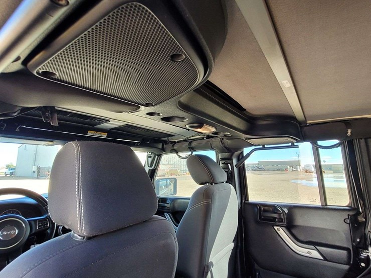 2015-jeep-wrangler-unlimited-sahara-image-10