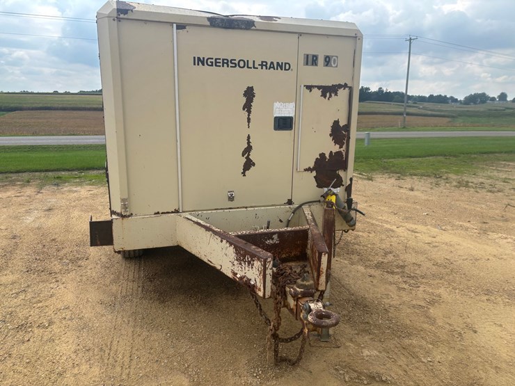 #3338-•-ingersoll-rand-ir900-towable-air-compressor-image-6