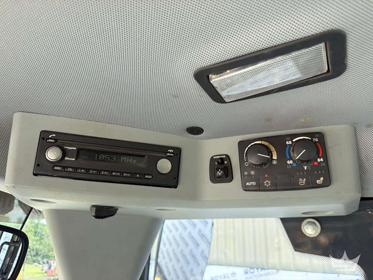 2022-john-deere-524-image-8