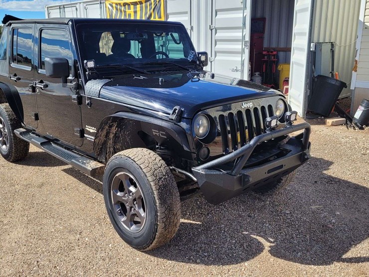 2015-jeep-wrangler-unlimited-sahara-image-2