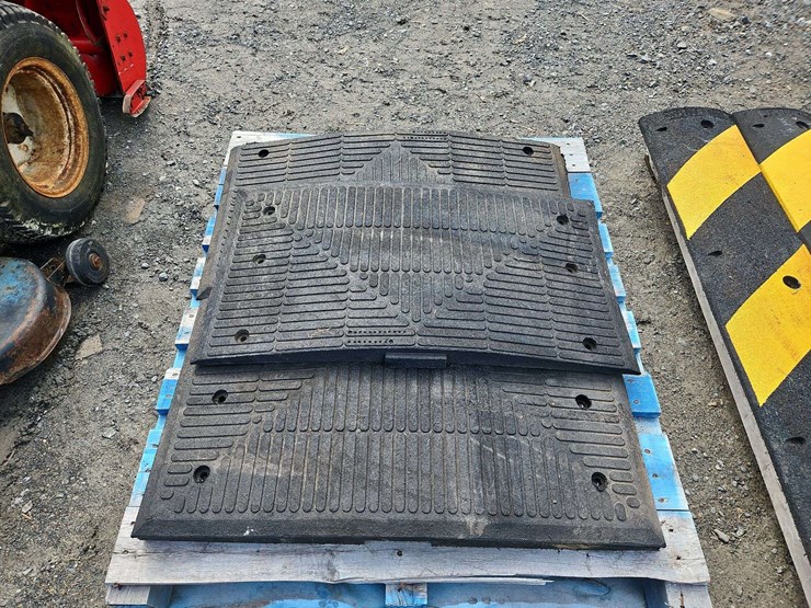 1-pallet-of-rubber-construction-curbs-image-1