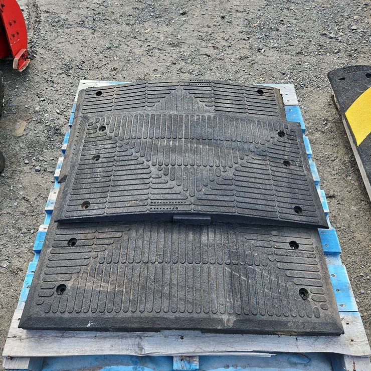 1 Pallet Of Rubber Construction Curbs