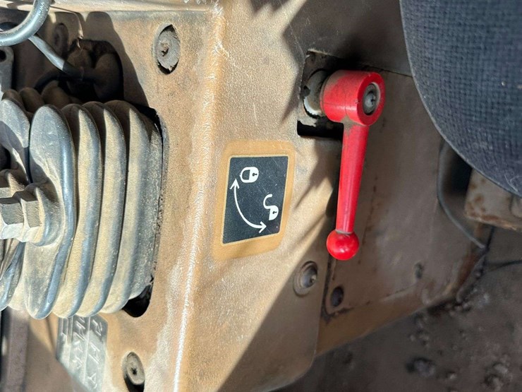 caterpillar-938f-image-14