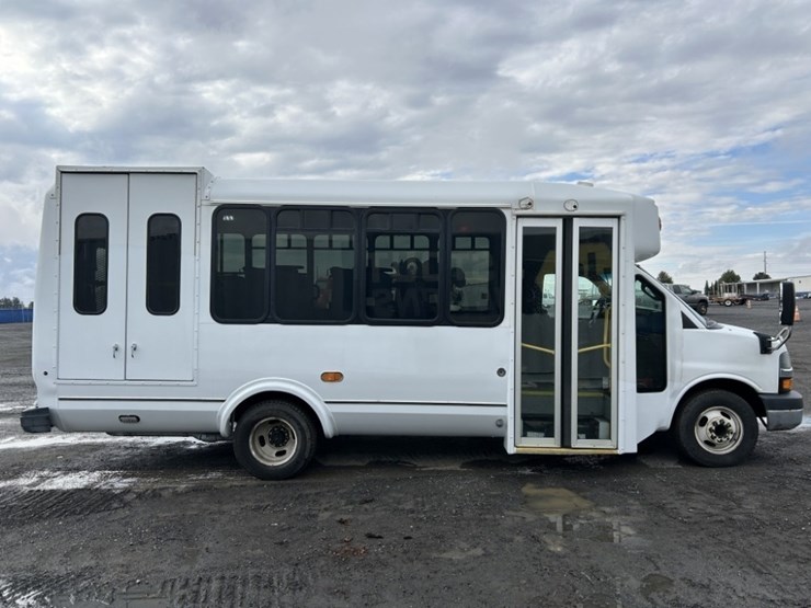 2016-chevrolet-express-paratransit-bus-image-6
