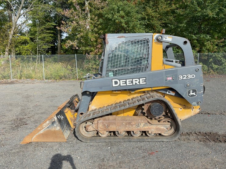 2013-deere-323d-image-2