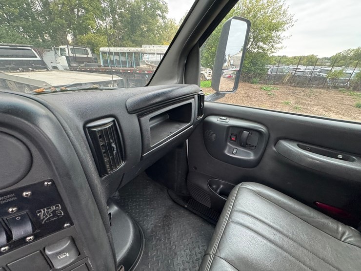#1935-•-2004-chevrolet-5500-roll-back-truck-image-42