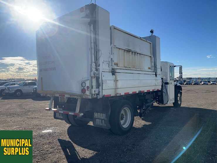 2015-freightliner-m2-106-image-4