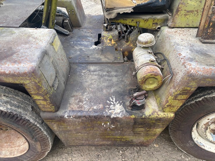 #3332-•-clark-it40b-forklift-image-12