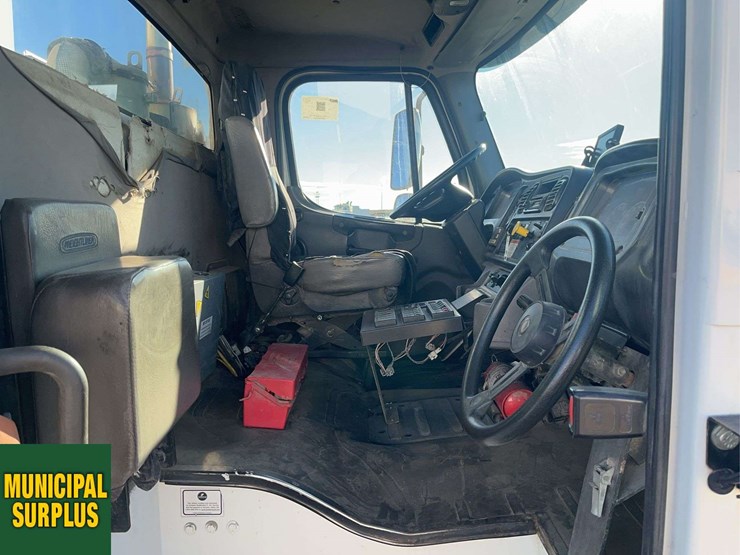 2015-freightliner-m2-106-image-14