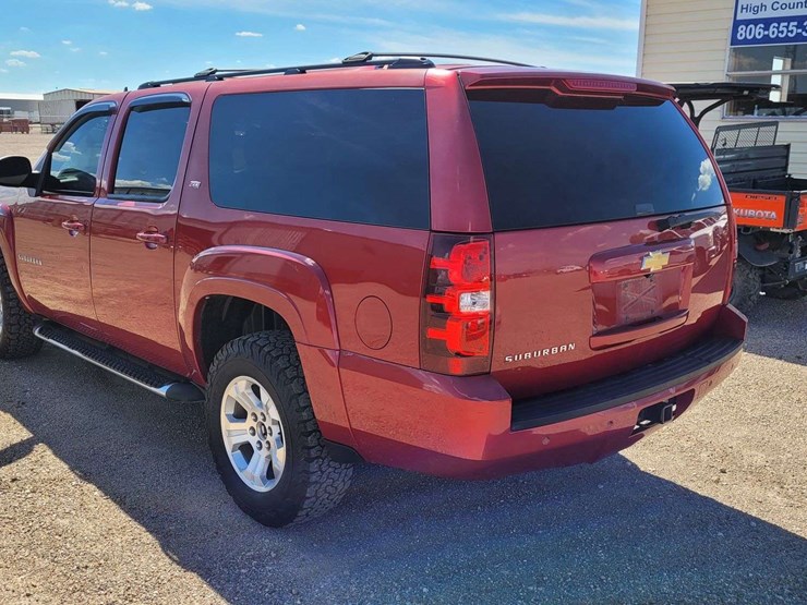 2013-chevrolet-suburban-1500-image-6