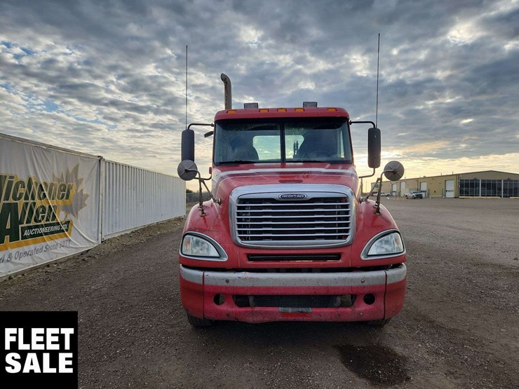 2005-freightliner-columbia-120-image-7