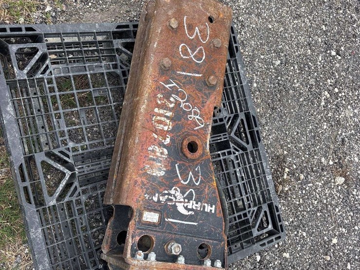 hydraulic-breaker-excavator-attachment-image-1