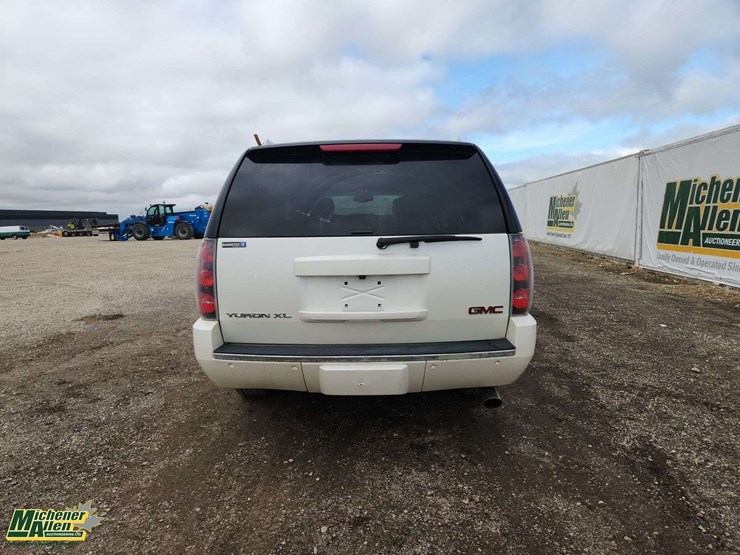 2014-gmc-yukon-xl-denali-image-46