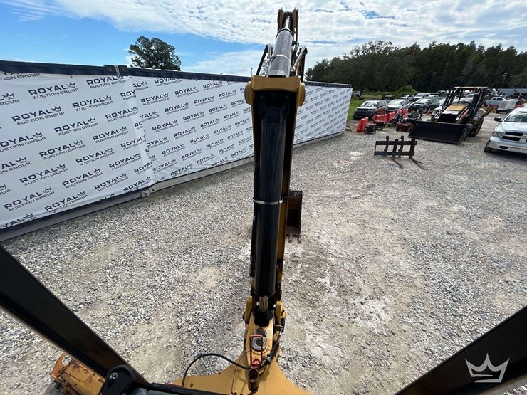 2017-caterpillar-420f2-it-image-39