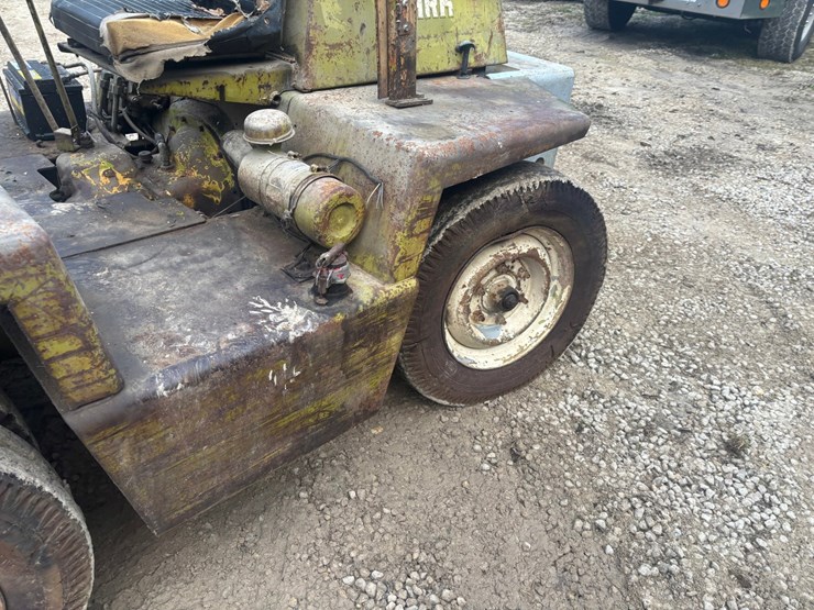 #3332-•-clark-it40b-forklift-image-10