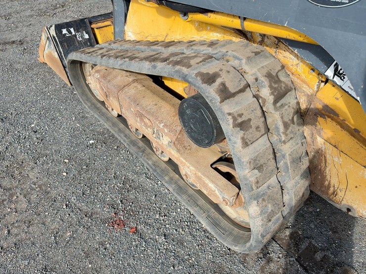 2013-deere-323d-image-14