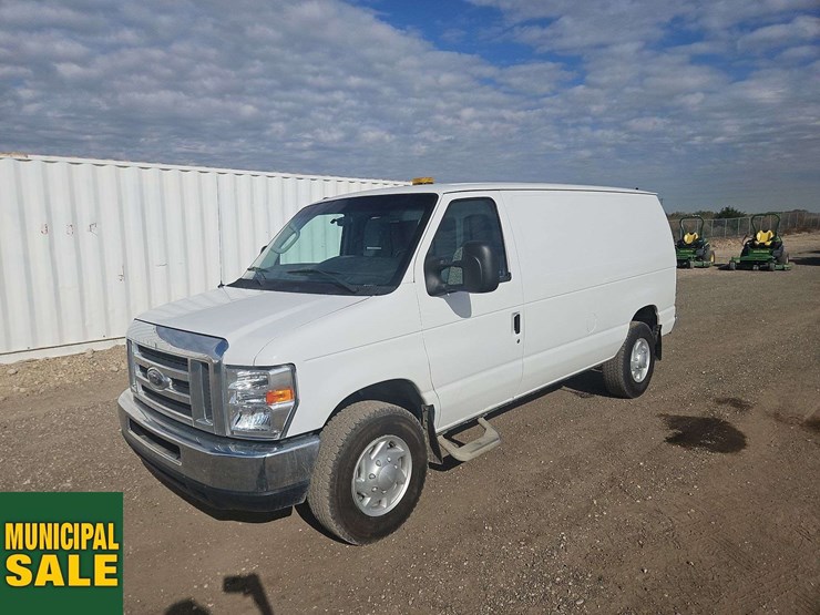 2012-ford-cargo-image-1