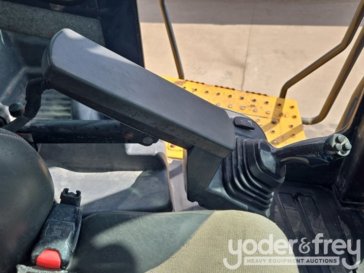 2019-deere-744k-image-62
