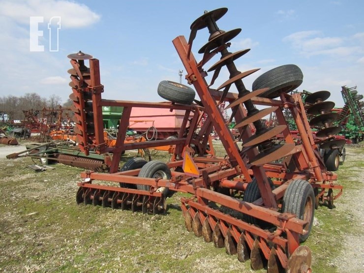 massey-ferguson-820-image-1