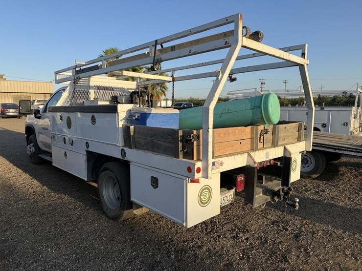2025-chevrolet-3500-image-3