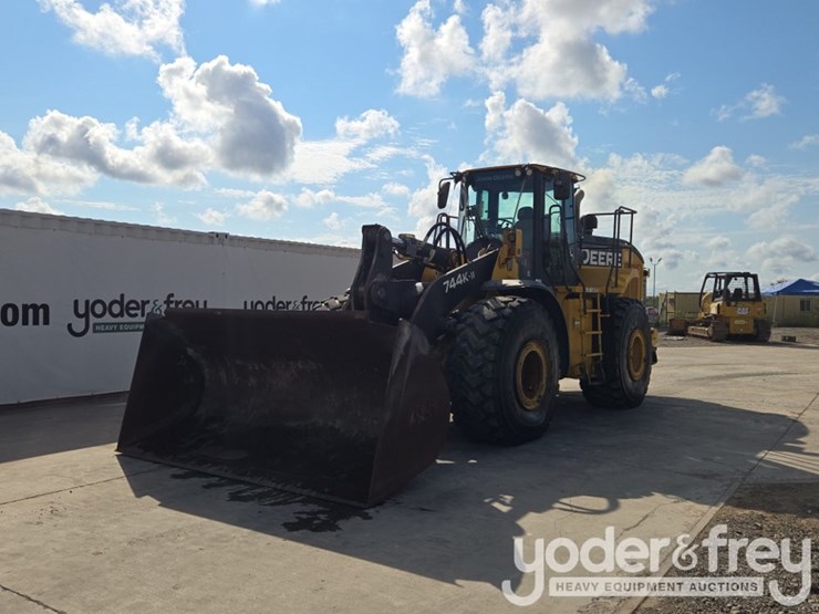 2019-deere-744k-image-1