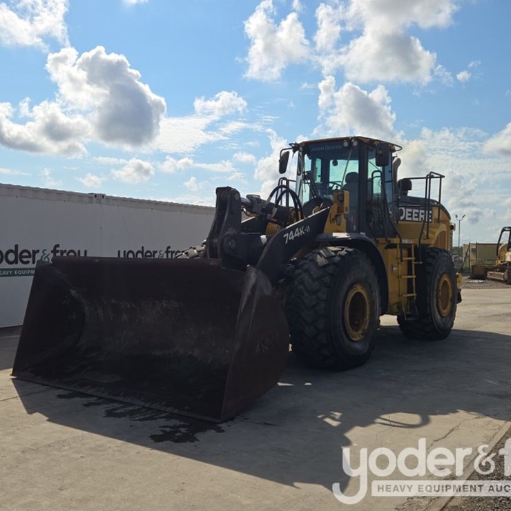 2019 DEERE 744K