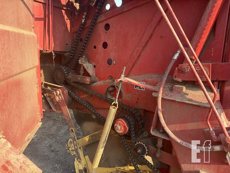 new-holland-660-image-4