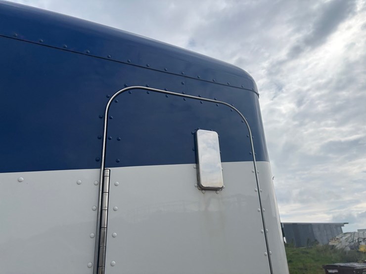 2014-peterbilt-384-image-17