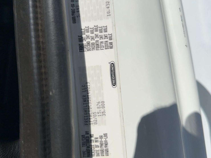 2005-freightliner-m2-106-image-29