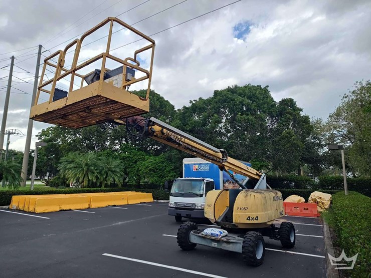 2005-manitowoc-t40-4x4-40ft-articulating-boom-lift-image-1