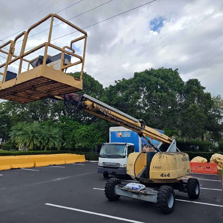 2005 Manitowoc T40 4x4 40ft Articulating Boom Lift