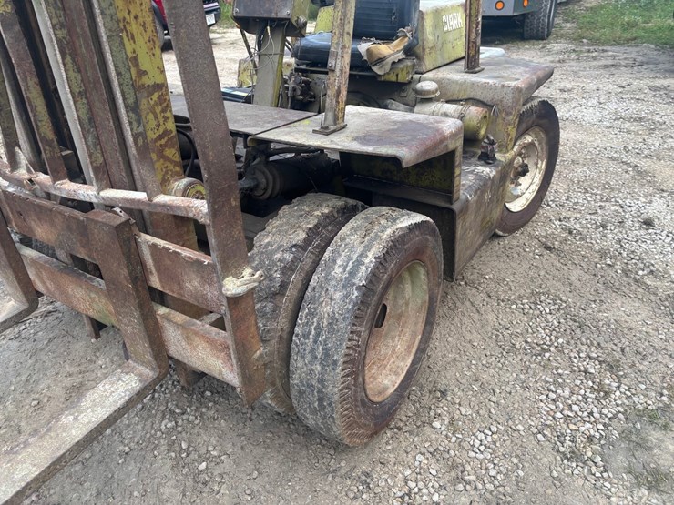 #3332-•-clark-it40b-forklift-image-7