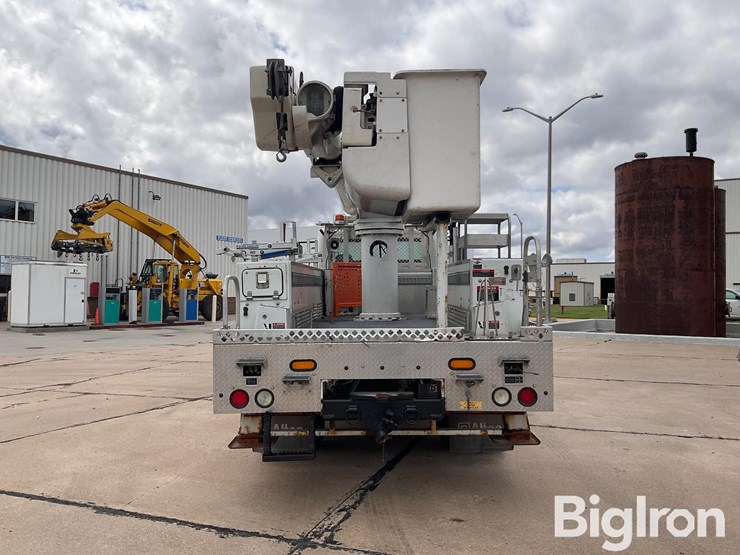 2010-freightliner-m2-106-image-6