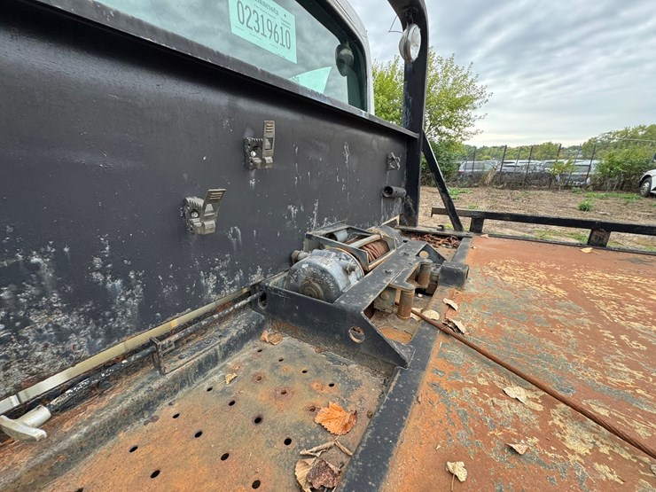 #1935-•-2004-chevrolet-5500-roll-back-truck-image-16