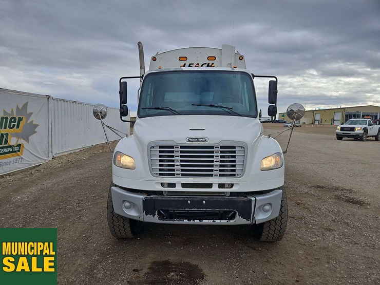 2019-freightliner-m2-106-image-8