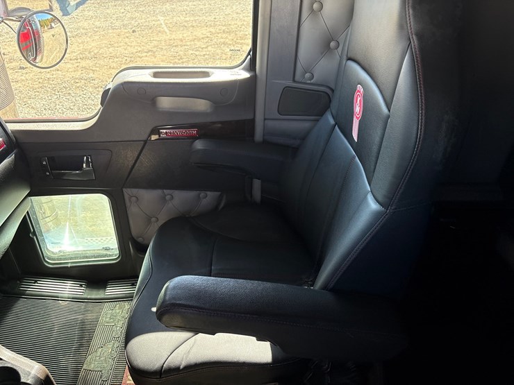 2023-kenworth-w900l-image-90