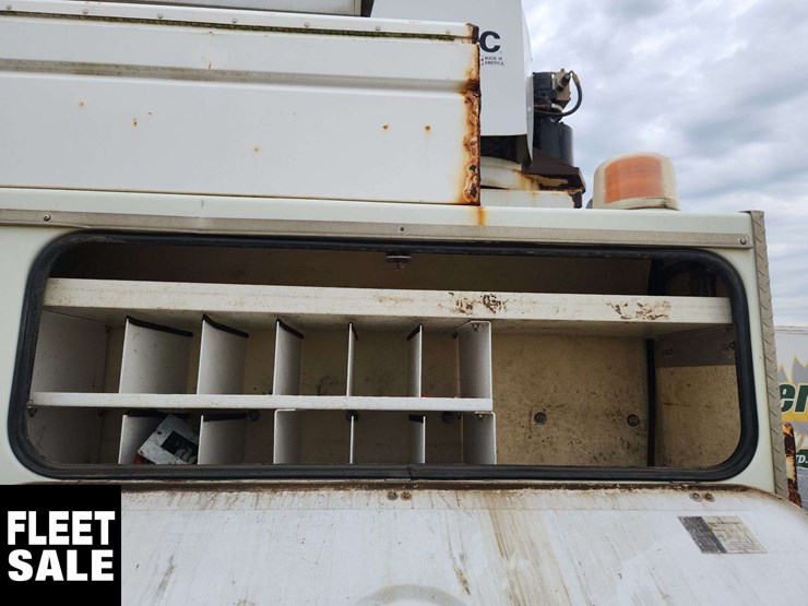2014-freightliner-m2-106-image-37