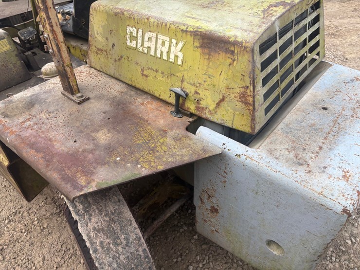 #3332-•-clark-it40b-forklift-image-14