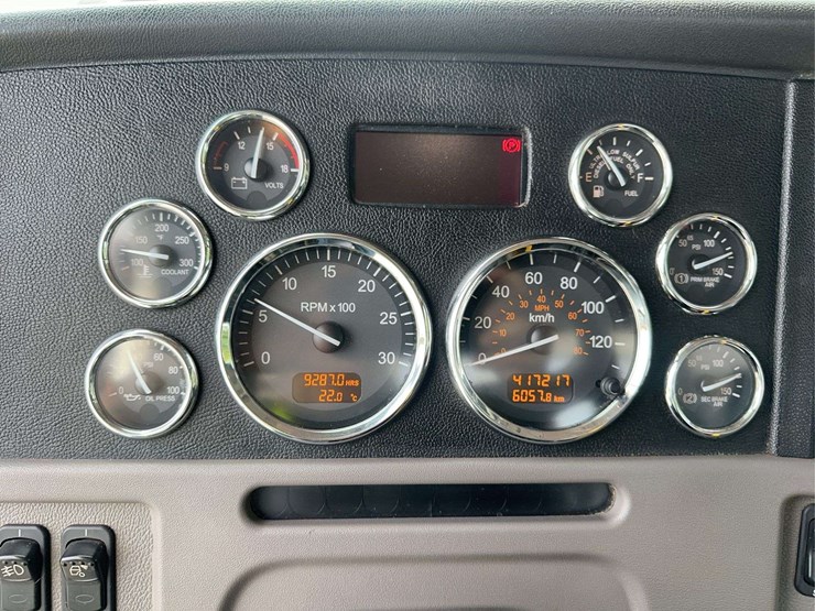 2022-peterbilt-389-image-30