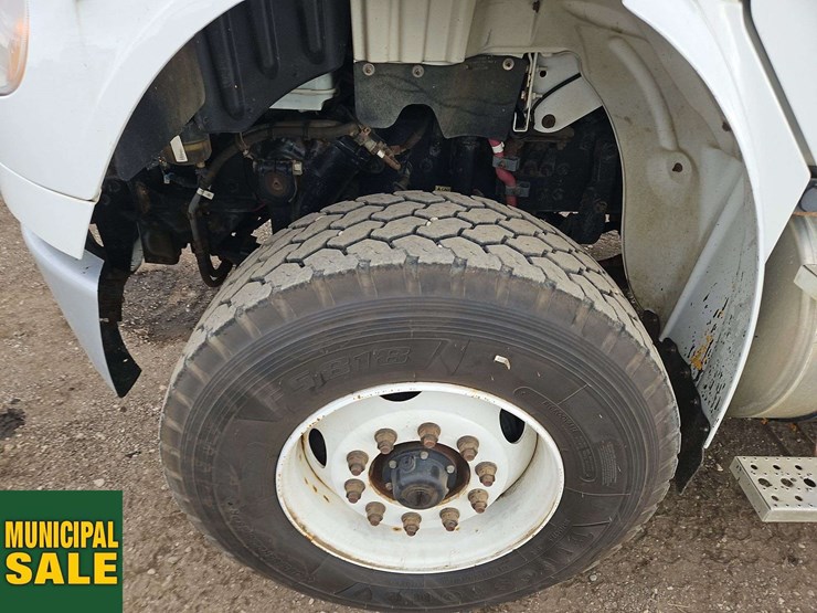 2019-freightliner-m2-106-image-9