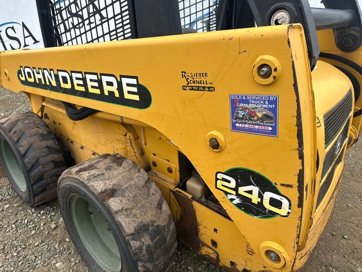 deere-240-image-21