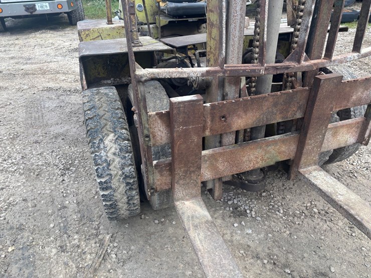 #3332-•-clark-it40b-forklift-image-45