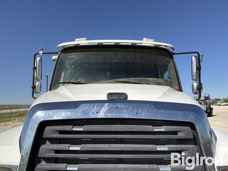 2013-freightliner-114sd-image-17