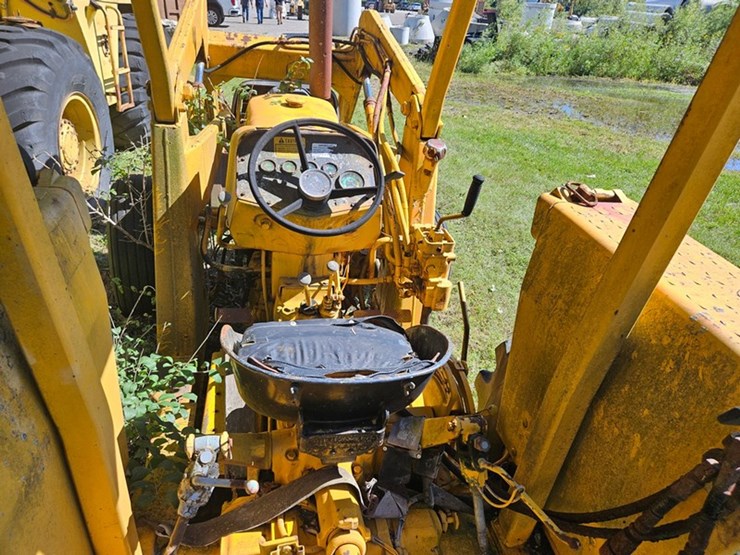 #2532-•-massey-ferguson-80b-loader-tractor-image-16