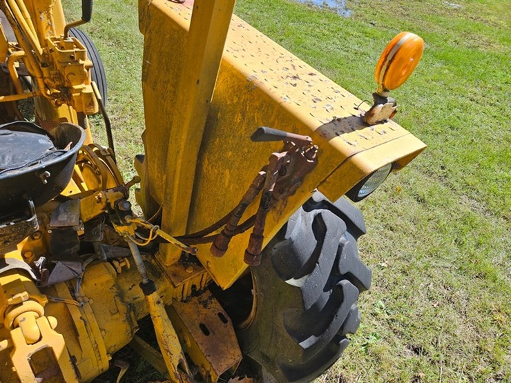 #2532-•-massey-ferguson-80b-loader-tractor-image-17