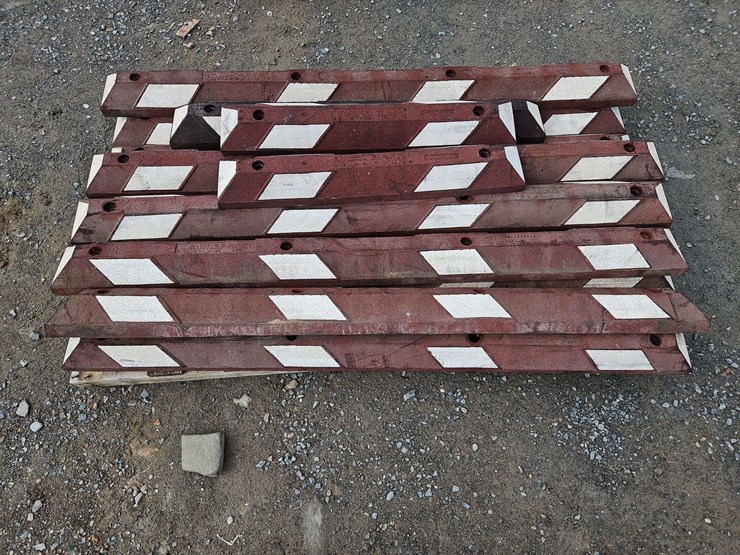 1-pallet-of-rubber-construction-curbs-image-3