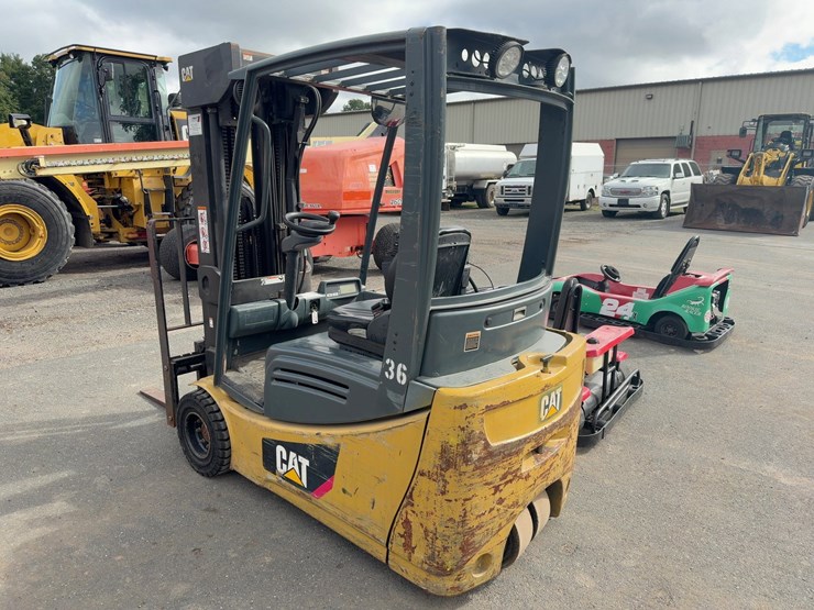 cat-electric-forklift-image-4