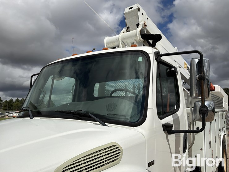 2009-freightliner-m2-106-image-13