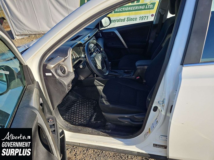 2015-toyota-rav4-le-image-13