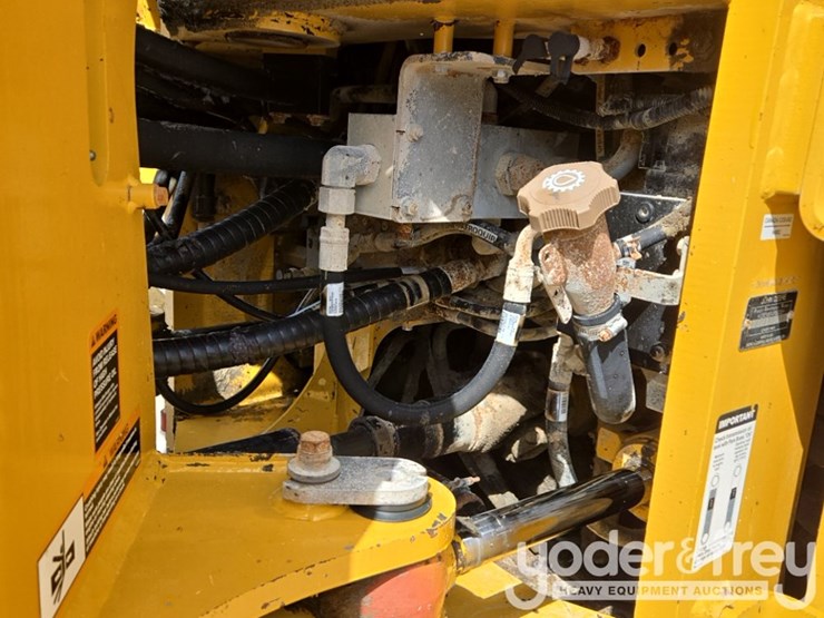 2019-deere-744k-image-25